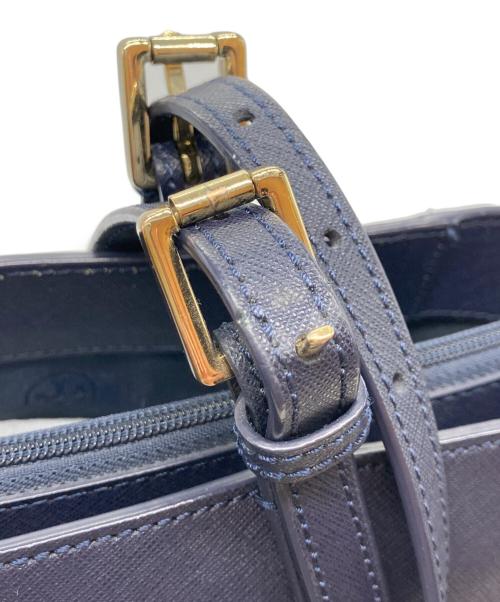 TORY BURCH（トリーバーチ）TORY BURCH (トリーバーチ) YORK SMALL TOP-ZIP BUCKLE TOTE(ヨーク・スモール・トップジップ・バックル・トート) ネイビーの古着・服飾アイテム