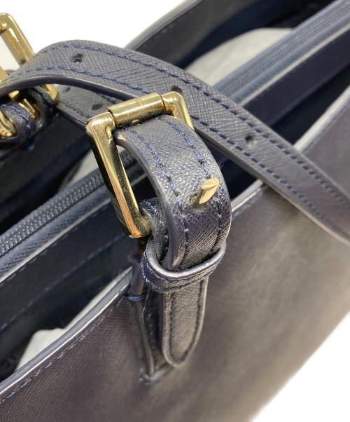 TORY BURCH（トリーバーチ）TORY BURCH (トリーバーチ) YORK SMALL TOP-ZIP BUCKLE TOTE(ヨーク・スモール・トップジップ・バックル・トート) ネイビーの古着・服飾アイテム