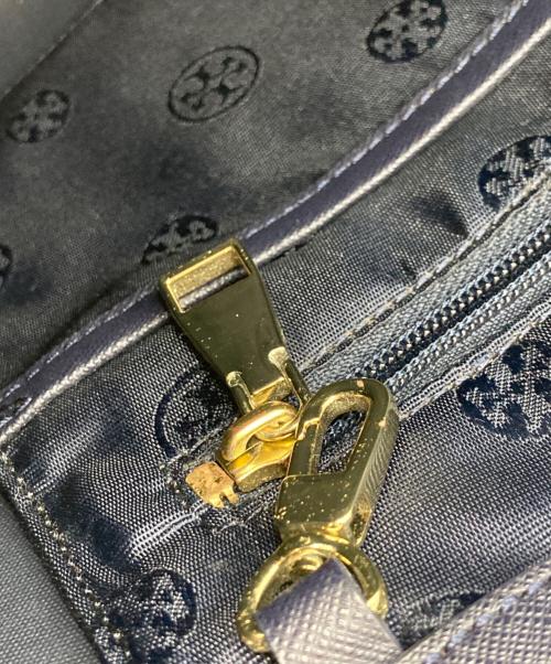 TORY BURCH（トリーバーチ）TORY BURCH (トリーバーチ) YORK SMALL TOP-ZIP BUCKLE TOTE(ヨーク・スモール・トップジップ・バックル・トート) ネイビーの古着・服飾アイテム