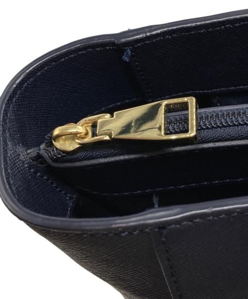 TORY BURCH（トリーバーチ）TORY BURCH (トリーバーチ) YORK SMALL TOP-ZIP BUCKLE TOTE(ヨーク・スモール・トップジップ・バックル・トート) ネイビーの古着・服飾アイテム