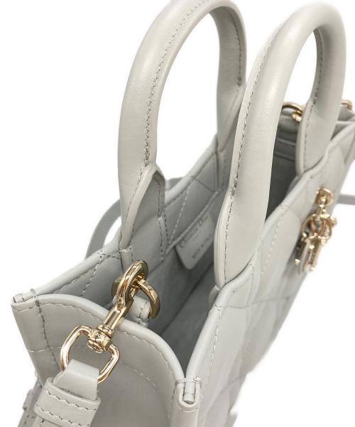 Christian Dior（クリスチャン ディオール）Christian Dior (クリスチャン ディオール) ブックトートバッグ ミニマクロカナージュ カーフスキン ライトグレーの古着・服飾アイテム