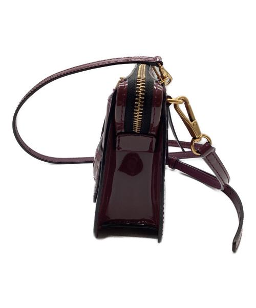 MARC JACOBS（マークジェイコブス）MARC JACOBS (マークジェイコブス) エナメルショルダーバッグ ワインレッドの古着・服飾アイテム