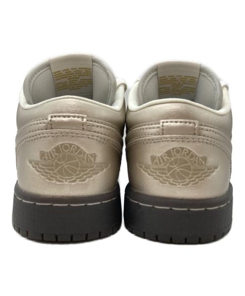 NIKE（ナイキ）NIKE (ナイキ) W AIR JORDAN 1 LOW SE（ウィメンズ・エアジョーダン・ワン・ロー・エスイー） メタリックシルバー サイズ:SIZE 24.5cmの古着・服飾アイテム