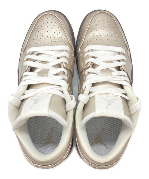 NIKE（ナイキ）NIKE (ナイキ) W AIR JORDAN 1 LOW SE（ウィメンズ・エアジョーダン・ワン・ロー・エスイー） メタリックシルバー サイズ:SIZE 24.5cmの古着・服飾アイテム