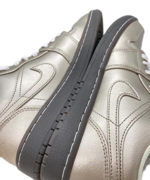 NIKE（ナイキ）NIKE (ナイキ) W AIR JORDAN 1 LOW SE（ウィメンズ・エアジョーダン・ワン・ロー・エスイー） メタリックシルバー サイズ:SIZE 24.5cmの古着・服飾アイテム