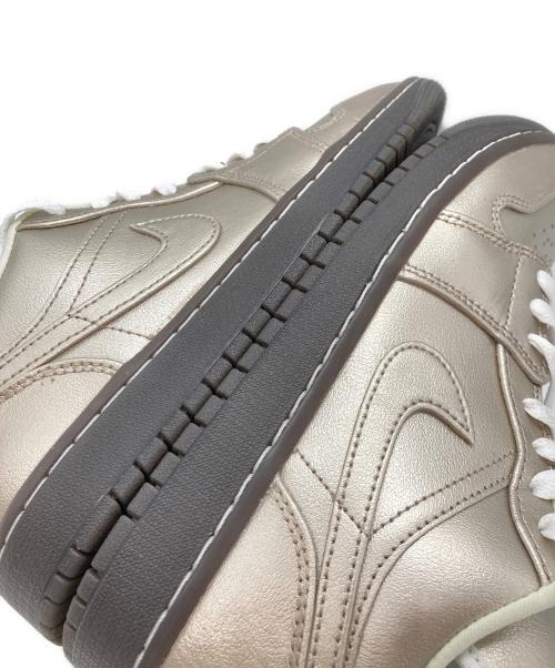NIKE（ナイキ）NIKE (ナイキ) W AIR JORDAN 1 LOW SE（ウィメンズ・エアジョーダン・ワン・ロー・エスイー） メタリックシルバー サイズ:SIZE 24.5cmの古着・服飾アイテム