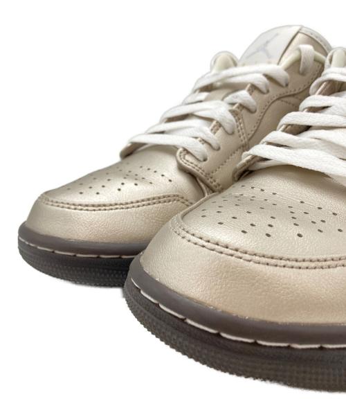 NIKE（ナイキ）NIKE (ナイキ) W AIR JORDAN 1 LOW SE（ウィメンズ・エアジョーダン・ワン・ロー・エスイー） メタリックシルバー サイズ:SIZE 24.5cmの古着・服飾アイテム