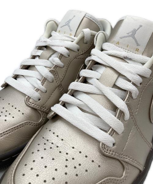NIKE（ナイキ）NIKE (ナイキ) W AIR JORDAN 1 LOW SE（ウィメンズ・エアジョーダン・ワン・ロー・エスイー） メタリックシルバー サイズ:SIZE 24.5cmの古着・服飾アイテム