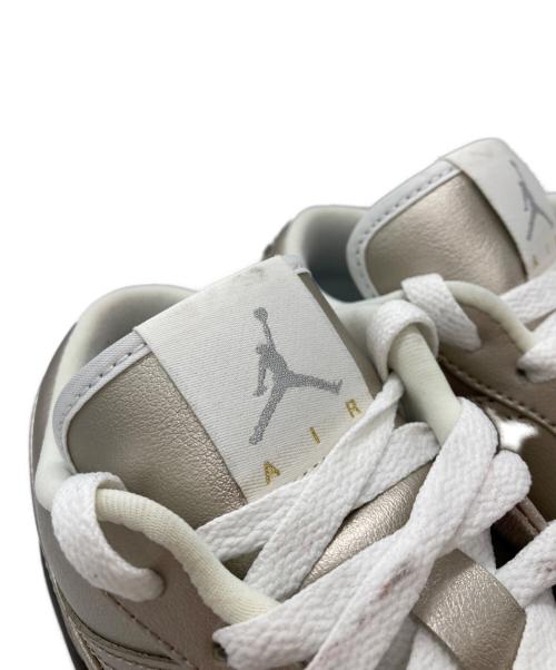 NIKE（ナイキ）NIKE (ナイキ) W AIR JORDAN 1 LOW SE（ウィメンズ・エアジョーダン・ワン・ロー・エスイー） メタリックシルバー サイズ:SIZE 24.5cmの古着・服飾アイテム