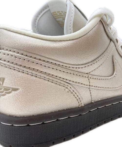 NIKE（ナイキ）NIKE (ナイキ) W AIR JORDAN 1 LOW SE（ウィメンズ・エアジョーダン・ワン・ロー・エスイー） メタリックシルバー サイズ:SIZE 24.5cmの古着・服飾アイテム