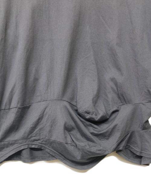 ENFOLD（エンフォルド）ENFOLD (エンフォルド) CURVE LAYERED-HEM T-SHIRT/カーブレイヤードヘムTシャツ グレー サイズ:38の古着・服飾アイテム