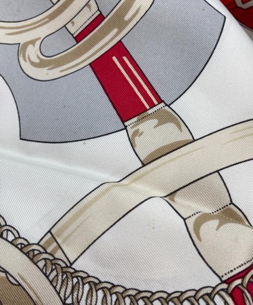 HERMES（エルメス）HERMES (エルメス) カレ90 黄金の拍車 グレー×レッドの古着・服飾アイテム