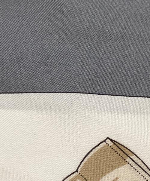 HERMES（エルメス）HERMES (エルメス) カレ90 黄金の拍車 グレー×レッドの古着・服飾アイテム