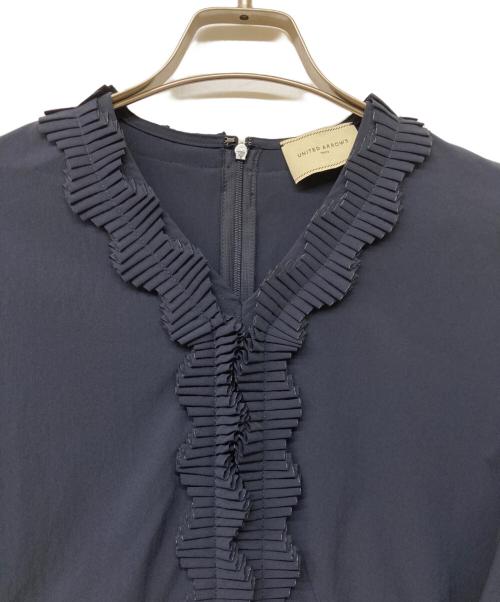 UNITED ARROWS TOKYO（ユナイテッドアローズトウキョウ）UNITED ARROWS TOKYO (ユナイテッドアローズトウキョウ) タック フリルVネック ハーフスリーブ ブラウス ネイビー サイズ:FREEの古着・服飾アイテム