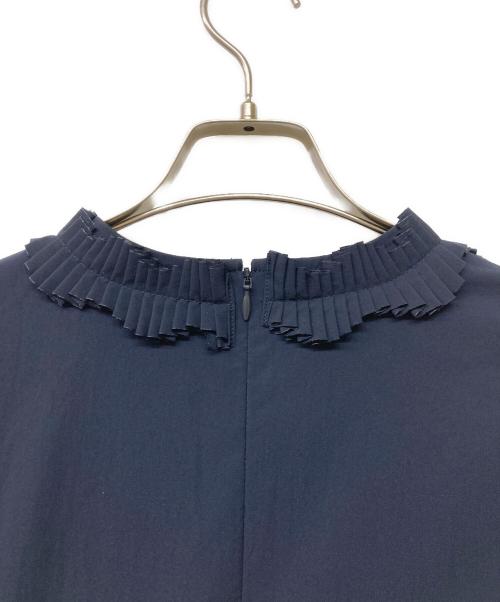 UNITED ARROWS TOKYO（ユナイテッドアローズトウキョウ）UNITED ARROWS TOKYO (ユナイテッドアローズトウキョウ) タック フリルVネック ハーフスリーブ ブラウス ネイビー サイズ:FREEの古着・服飾アイテム