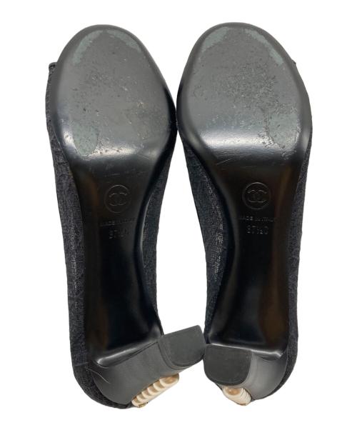 CHANEL（シャネル）CHANEL (シャネル) オープントゥ フェイクパール ココマークハイヒールパンプス ブラック サイズ:37 1/2の古着・服飾アイテム