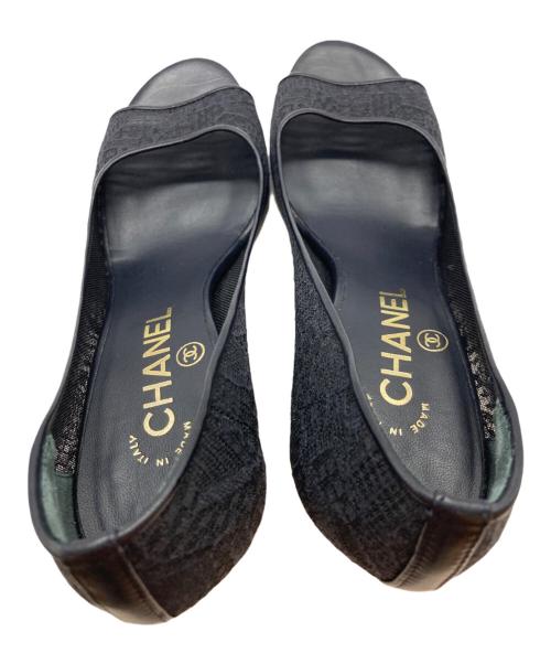 CHANEL（シャネル）CHANEL (シャネル) オープントゥ フェイクパール ココマークハイヒールパンプス ブラック サイズ:37 1/2の古着・服飾アイテム