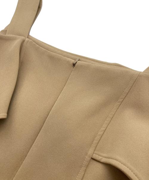 FRAY ID（フレイ アイディー）FRAY ID (フレイ アイディー) オフショルペプラムトップス ベージュ サイズ:SIZE Sの古着・服飾アイテム