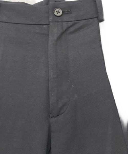 movb（モーヴ）movb (モーヴ) スリムテーパード・トラベルスラックス ブラック サイズ:48の古着・服飾アイテム