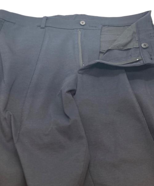 movb（モーヴ）movb (モーヴ) スリムテーパード・トラベルスラックス ブラック サイズ:48の古着・服飾アイテム