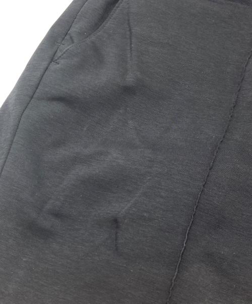 movb（モーヴ）movb (モーヴ) スリムテーパード・トラベルスラックス ブラック サイズ:48の古着・服飾アイテム