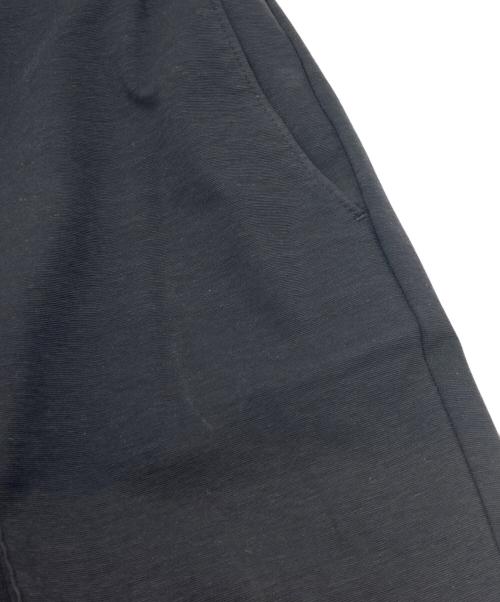 movb（モーヴ）movb (モーヴ) スリムテーパード・トラベルスラックス ブラック サイズ:48の古着・服飾アイテム