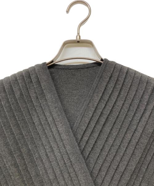 L'AUBE BLANC（ローブ ブラン）L'AUBE BLANC (ローブ ブラン) Pleats Cache-coeur Knit Tops グレー サイズ:FREE 未使用品の古着・服飾アイテム
