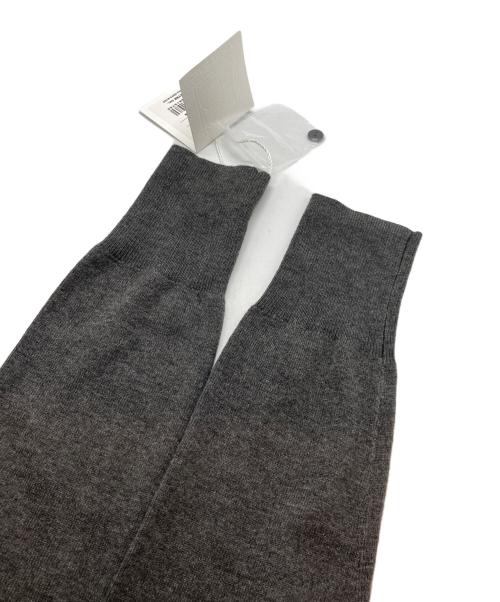 L'AUBE BLANC（ローブ ブラン）L'AUBE BLANC (ローブ ブラン) Pleats Cache-coeur Knit Tops グレー サイズ:FREE 未使用品の古着・服飾アイテム