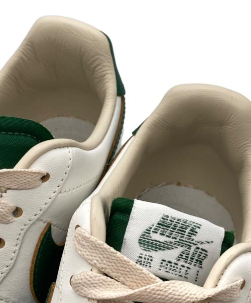 NIKE（ナイキ）NIKE (ナイキ) WMNS AIR FORCE 1 '07 LV8 SAIL/GORGE GREEN-SESAME-PEARL WHITE ホワイト×グリーン サイズ:24.5の古着・服飾アイテム