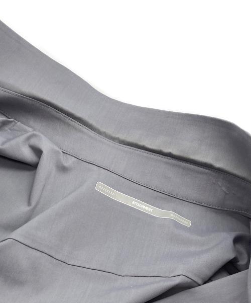 ATTACHMENT（アタッチメント）ATTACHMENT (アタッチメント) PE／Cストレッチブロードレギュラーカラーシャツ グレー サイズ:SIZEMの古着・服飾アイテム