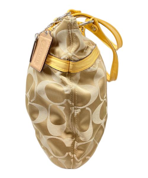 COACH（コーチ）COACH (コーチ) Poppy Signature Satin Glam Tote（ポピー シグネチャー サテン グラム トート） ベージュ×イエローの古着・服飾アイテム
