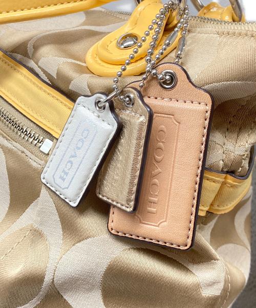 COACH（コーチ）COACH (コーチ) Poppy Signature Satin Glam Tote（ポピー シグネチャー サテン グラム トート） ベージュ×イエローの古着・服飾アイテム