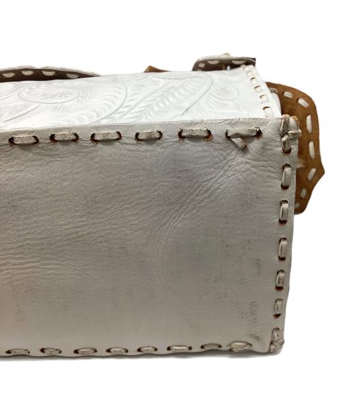Carving Tribes（カービングトライブス）CARVING TRIBES (カービングトライブス) ハンドバッグ ホワイトの古着・服飾アイテム