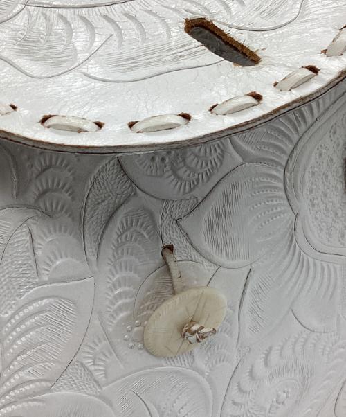 Carving Tribes（カービングトライブス）CARVING TRIBES (カービングトライブス) ハンドバッグ ホワイトの古着・服飾アイテム