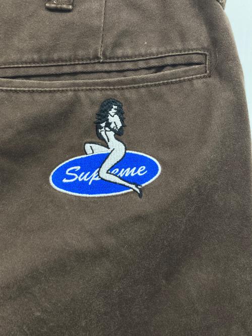 SUPREME（シュプリーム）SUPREME (シュプリーム) ピンナップ ガール ロゴ ワッペン チノパン ブラウン サイズ:30の古着・服飾アイテム