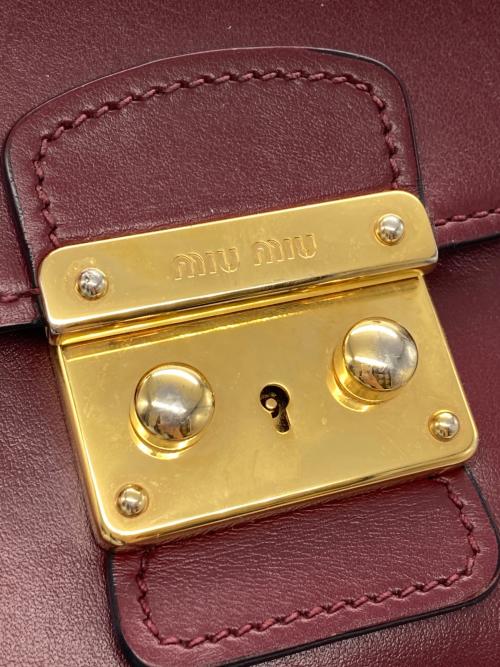 MIU MIU（ミュウミュウ）MIU MIU (ミュウミュウ) チェーンショルダーバッグ ボルドーの古着・服飾アイテム