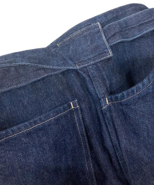 COMOLI（コモリ）COMOLI (コモリ) デニムベルテッドパンツ インディゴ サイズ:4の古着・服飾アイテム