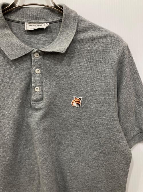 maison kitsune（メゾンキツネ）MAISON KITSUNE (メゾンキツネ) フォックスヘッドレギュラーポロシャツ グレー サイズ:Lの古着・服飾アイテム