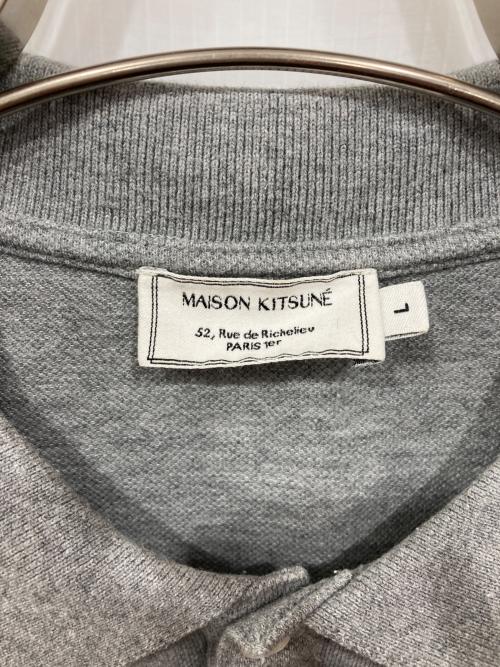 maison kitsune（メゾンキツネ）MAISON KITSUNE (メゾンキツネ) フォックスヘッドレギュラーポロシャツ グレー サイズ:Lの古着・服飾アイテム