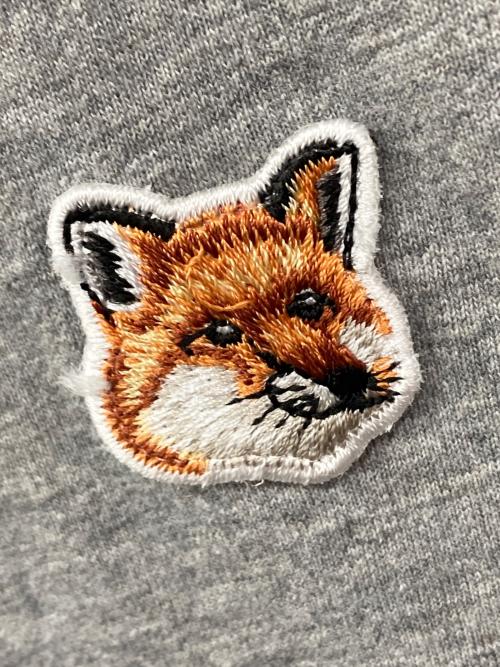 maison kitsune（メゾンキツネ）MAISON KITSUNE (メゾンキツネ) ワンポイントTシャツ グレー サイズ:Sの古着・服飾アイテム