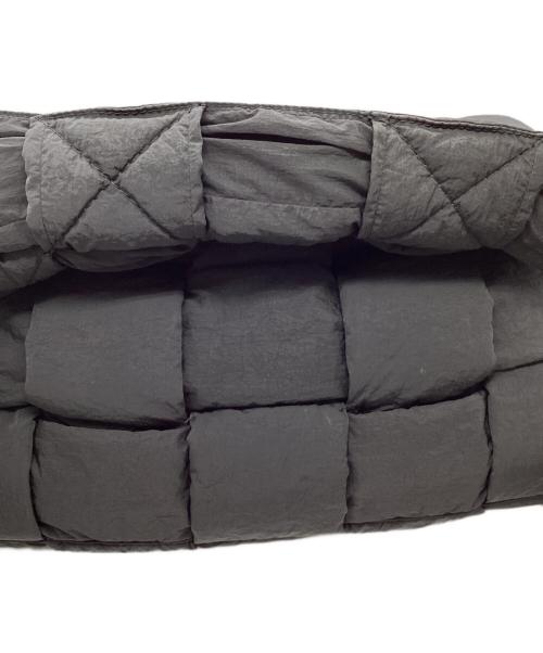 BOTTEGA VENETA（ボッテガベネタ）BOTTEGA VENETA (ボッテガベネタ) マキシ パデッド テック カセットバッグ ブラックの古着・服飾アイテム
