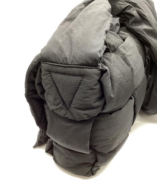 BOTTEGA VENETA（ボッテガベネタ）BOTTEGA VENETA (ボッテガベネタ) マキシ パデッド テック カセットバッグ ブラックの古着・服飾アイテム