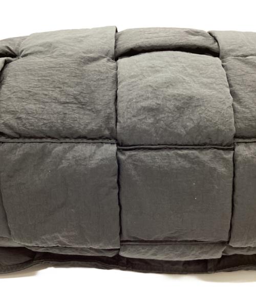 BOTTEGA VENETA（ボッテガベネタ）BOTTEGA VENETA (ボッテガベネタ) マキシ パデッド テック カセットバッグ ブラックの古着・服飾アイテム