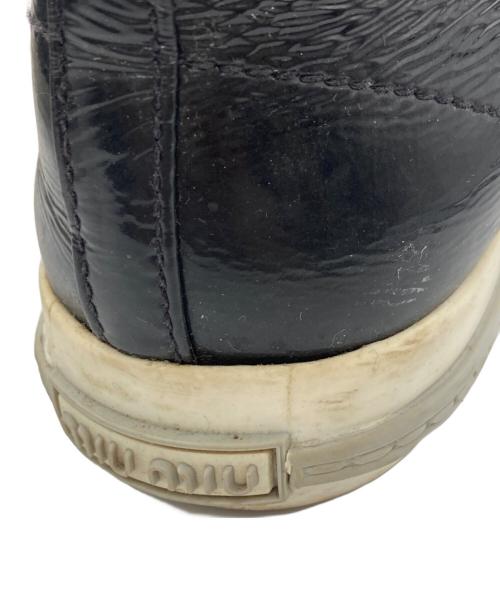 MIU MIU（ミュウミュウ）MIU MIU (ミュウミュウ) メタルトゥハイカットスニーカー ブラック×シルバー サイズ:38の古着・服飾アイテム