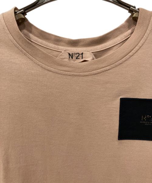 N°21（ヌメロヴェントゥーノ）N°21 (ヌメロヴェントゥーノ) レザーパッチＴシャツ ベージュ サイズ:40の古着・服飾アイテム