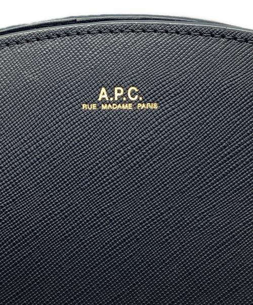 A.P.C.（アーペーセー）A.P.C. (アーペーセー) ハーフムーンバッグ ネイビーの古着・服飾アイテム