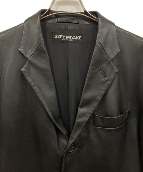ISSEY MIYAKE WHITE LABEL（イッセイミヤケホワイトレーベル）ISSEY MIYAKE WHITE LABEL (イッセイミヤケホワイトレーベル) レザーテーラードジャケット ブラック サイズ:1の古着・服飾アイテム