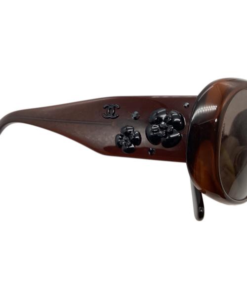 CHANEL（シャネル）CHANEL (シャネル) カメリア サングラス ブラウン サイズ:56□16 130の古着・服飾アイテム