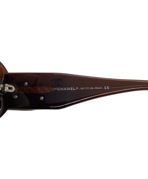 CHANEL（シャネル）CHANEL (シャネル) カメリア サングラス ブラウン サイズ:56□16 130の古着・服飾アイテム