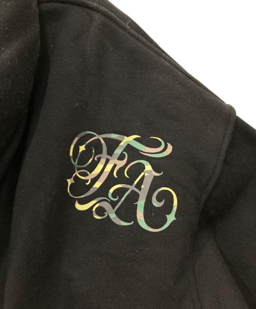 ida sply（アイディーエー サプライ）IDA sply (アイディーエー サプライ) ロゴカモ柄ジップパーカー ブラック サイズ:Mの古着・服飾アイテム